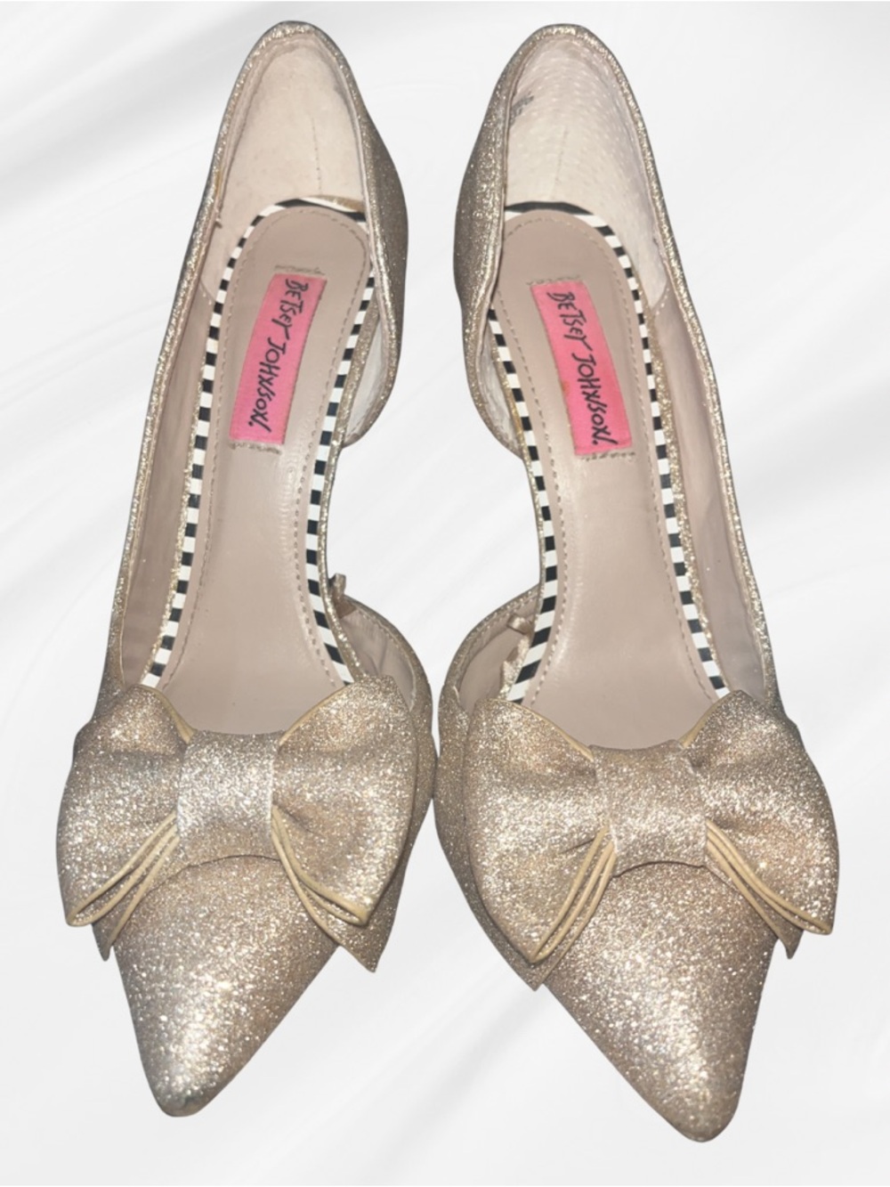 GUC Betsey Johnson Prince Gold Glitter Bow D'Orsay Heels Size 6